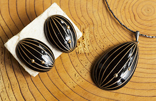 漆アクセサリー